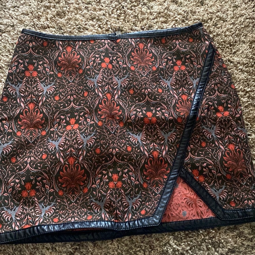 Express skirt with little slit cut-out